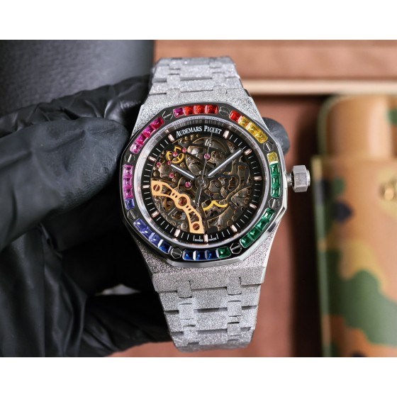 白壳800  玫金820
爱彼Audemars Piguet全新推出皇家橡树系列双摆轮镂空霜金腕表