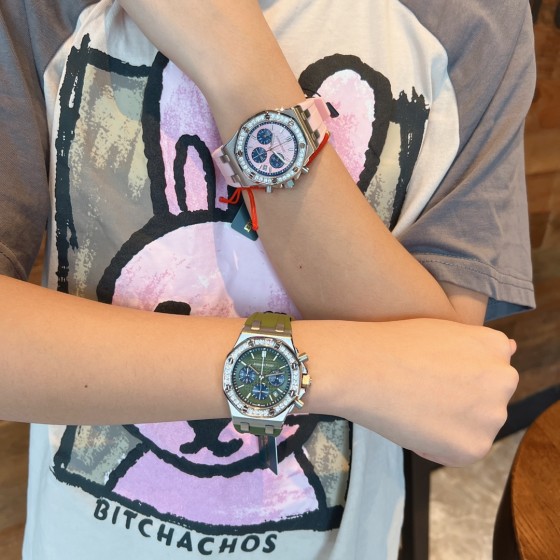 420网红爆款AP爱彼皇家橡树系列全新色系--樱花粉VS橄榄绿
美女几乎人手一枚！精钢表壳镶钻八角