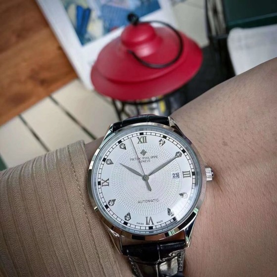 白壳570，金壳590。钢带20
品牌:百达翡丽(三针新品，商务休闲）奢华大气类型：精品男士腕表（