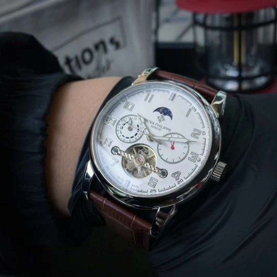 白壳460，玫瑰金480
品牌: 百达翡丽(多功能飞轮新品，商务休闲）奢华大气类型：精品男士腕表（