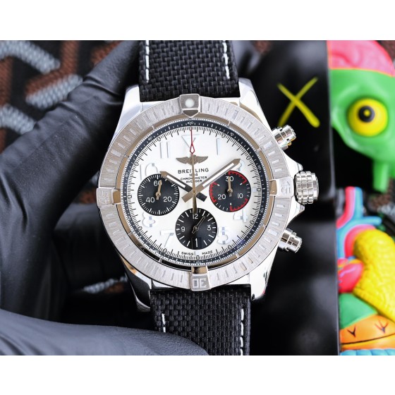 百年灵 Breitling 复仇者系列 日本多功能石英 43*13mm  拱桥强化玻璃 意大利牛皮表