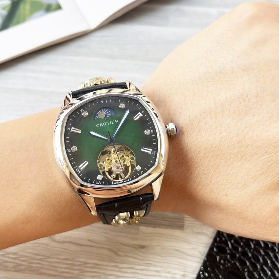 统一550
八角壳系列 精致百搭
【最新】：卡地亚最新设计大飞轮精品
【类型】：精品男士腕表
