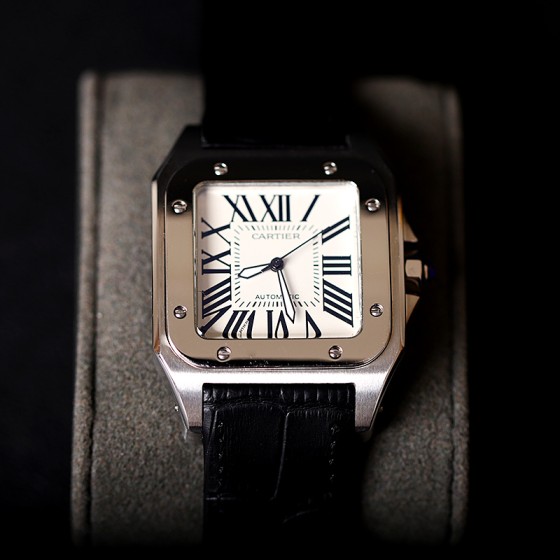 300现货
卡地亚山度士系列 男尺寸41.3mm 方形弧形字面和矿物质玻璃防刮花.316精钢 意大