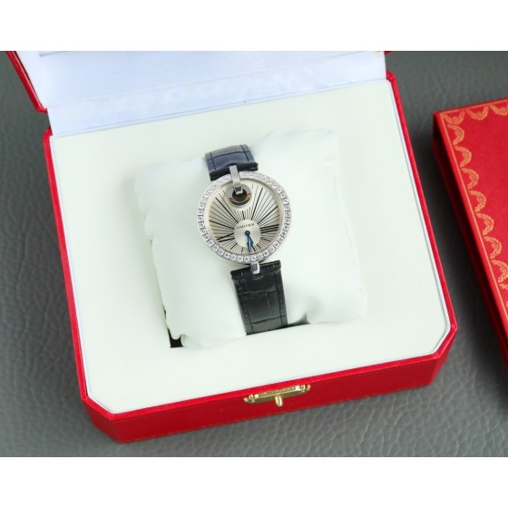 同价，950 。女表特别推荐：新款卡地亚—经典永不落幕，意大利小牛皮！蓝宝石镜面，持久耐磨，搭配进口