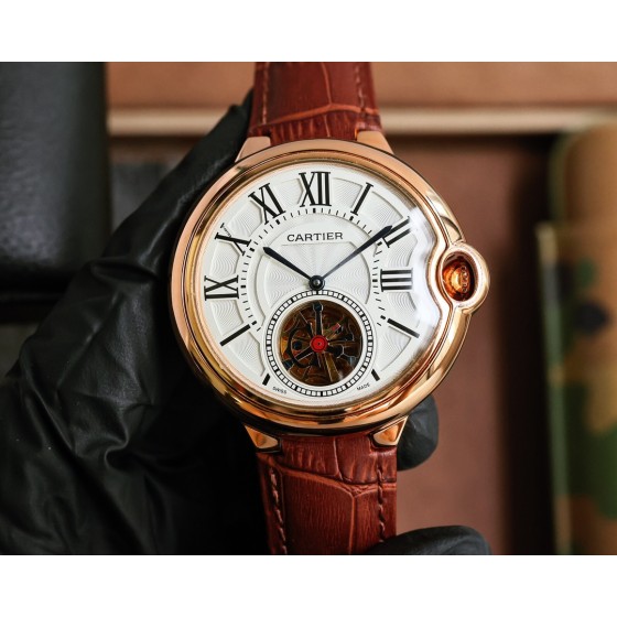 白皮500 玫皮520 白钢530 钻+50
卡地亚 Cartier全自动机械头层小牛皮拱形蓝光玻