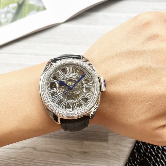 皮带600 钢带620
八角壳系列 精致百搭
【最新】：卡地亚最新设计镂空精品
【类型】：精品