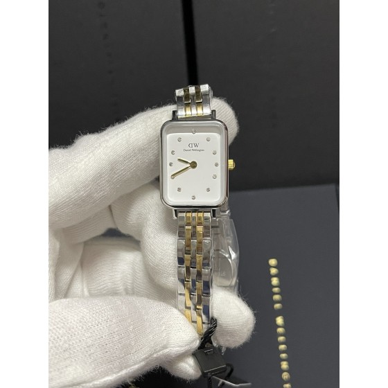 新款限量星辰系列
祖母録冰川白珠光粉方形小绿表