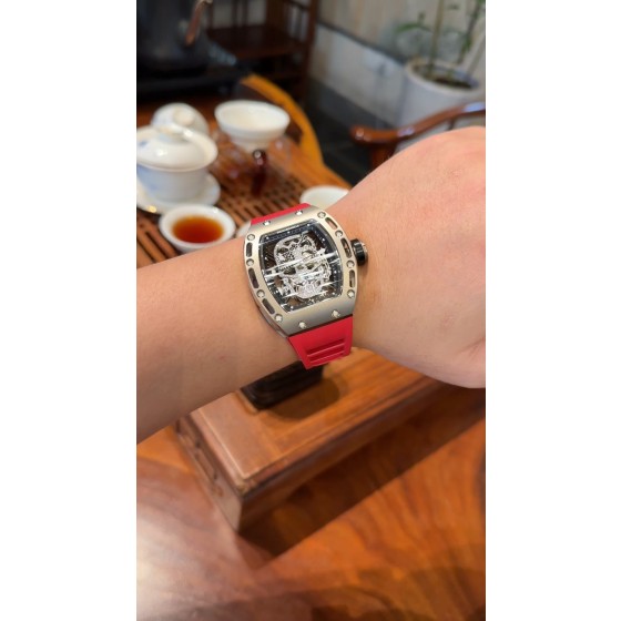 理查德米勒Rm052 陀飞轮腕表瑞士标准订制的EUR陀飞轮机芯。市场第一款瑞士标准订制的陀飞轮机芯，