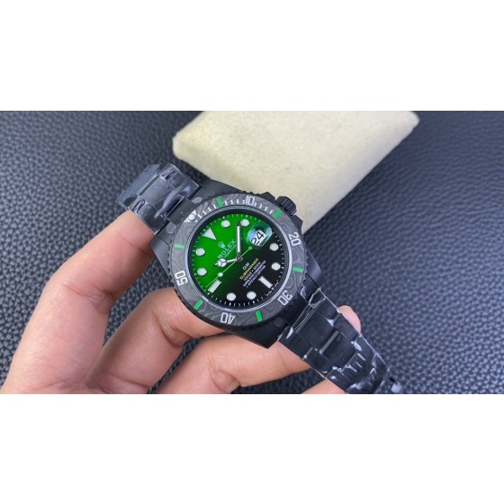 VS年终新品：真正好看好玩的DIW改装SUB水鬼
1,非常好看，碳纤维圈口，渐变绿盘。把质感做出来