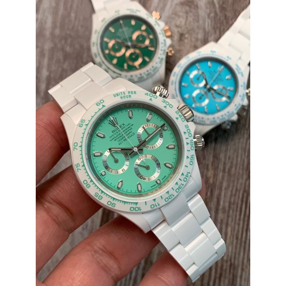 这款腕表将其中极具代表性的赛道颜色——阿布扎比蓝，融入到腕表设计中，覆盖于表盘与表圈数字，彰显出赛车