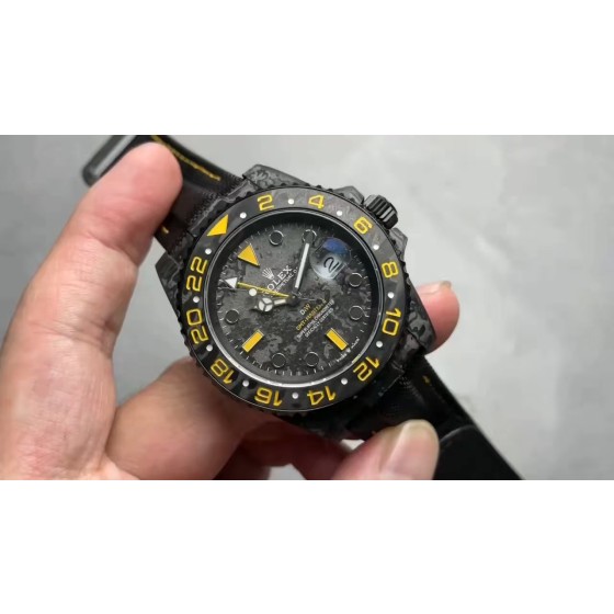 VS新品Ntpt格林尼治，碳纤维表壳佩戴轻便，外表坚硬，每一只腕表都拥有独一无二的碳纤花纹，纹路碳花