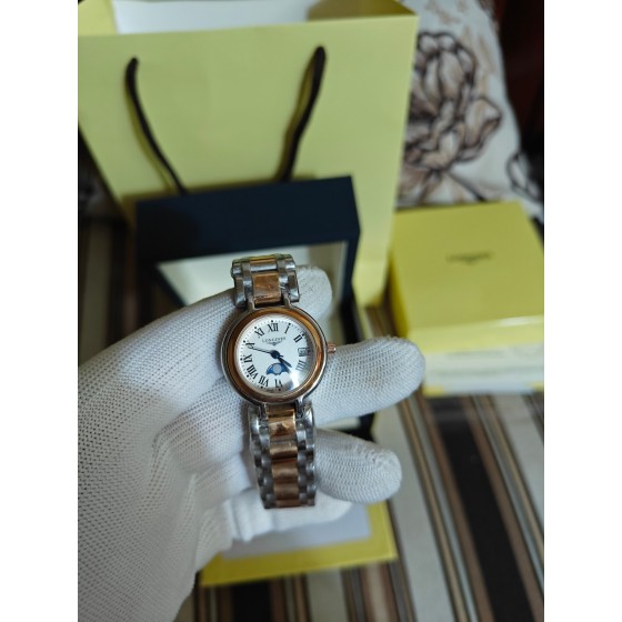 200  经典佳作H出品 跨界之颠——浪琴心月系列优雅而至 
【机芯】采用原装瑞士775石英机芯 