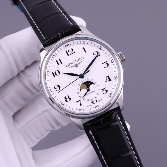 300
浪琴名匠系列月相
316L精钢壳套完美无瑕，打磨工艺高超，延续一丝不苟的卓越品质，树立复