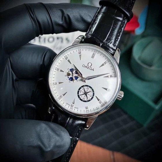 白壳430，金壳450。钢带20
品牌: 欧米茄(星辰新品，商务休闲）奢华大气类型：精品男士腕表（