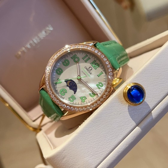 350
欧米茄超霸月相系列
38mm的精钢表壳搭配彩色数字色泽温柔雅致，呈现和谐的刚柔并济之美。