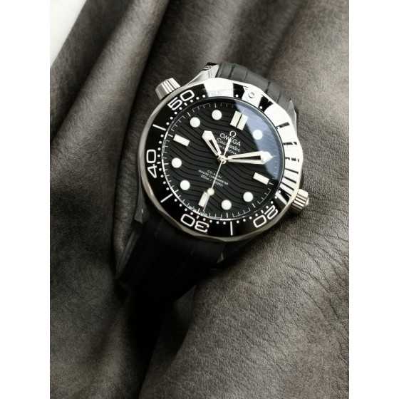 VS限量发行：欧米茄海马系列210.92.44.20.01.001腕表，黑色陶瓷表壳搭配天然橡胶表带