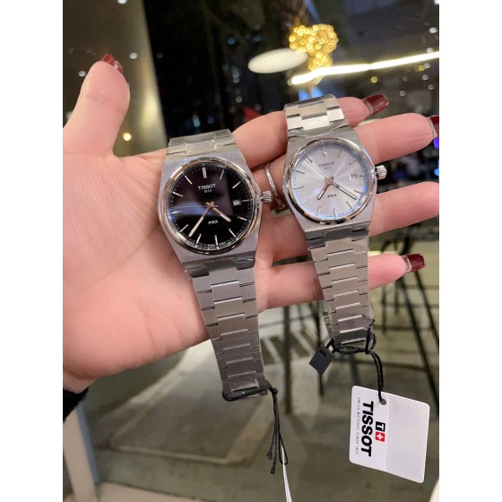 新款首发480
原单现货最新款，最新款。 
表盘中运用了清新明快的浅蓝色，这抹蓝象征着记忆里的晴