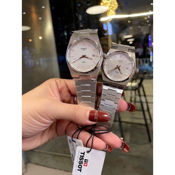 新款首发480
原单现货最新款，最新款。 
表盘中运用了清新明快的浅蓝色，这抹蓝象征着记忆里的晴