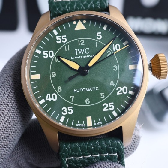 IWC 万国 空中霸主 大飞（大飞行员）系列。43mm 狂野阳刚的设计，霸气侧漏。细腻温柔的工艺，炉