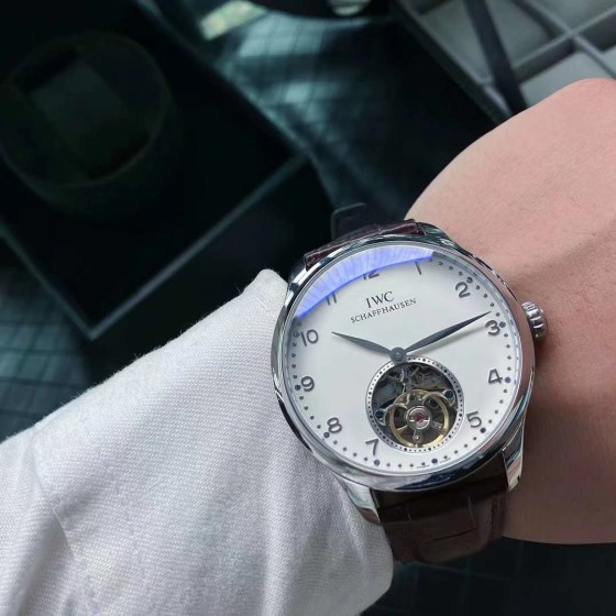 白壳460，玫瑰金480
品牌:万国(飞轮新品，商务休闲）奢华大气类型：精品男士腕表（新品）表带：