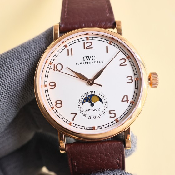 白1600 金1650
IWC万国首推柏涛菲诺系列，指针式日历功能，最受欢迎的简洁，优雅，大气的正